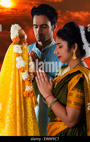 indische Marathi verheiratet paar Gudi Padwa Anbetung Stockfoto