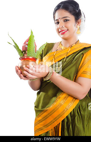 1 Marathi-Indianerin Kalash Anbetung Stockfoto