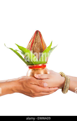 1 Marathi-Indianerin Kalash Anbetung Stockfoto