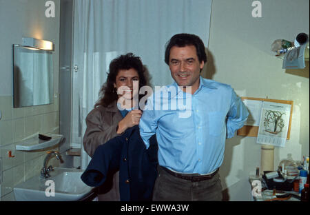 Der Deutsche Schauspieler Hans Jürgen Bäumler Mit Kollegin Christine Neubauer, 1980er Jahre Deutschland. Deutsche Schauspieler Hans Juergen Baeumler mit Kollegin Christine Neubauer, Deutschland der 1980er Jahre. 24x36WBA Stockfoto