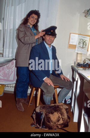 Der Deutsche Schauspieler Hans Jürgen Bäumler Mit Kollegin Christine Neubauer, 1980er Jahre Deutschland. Deutsche Schauspieler Hans Juergen Baeumler mit Kollegin Christine Neubauer, Deutschland der 1980er Jahre. 24x36WBA Stockfoto