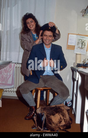 Der Deutsche Schauspieler Hans Jürgen Bäumler Mit Kollegin Christine Neubauer, 1980er Jahre Deutschland. Deutsche Schauspieler Hans Juergen Baeumler mit Kollegin Christine Neubauer, Deutschland der 1980er Jahre. 24x36WBA Stockfoto