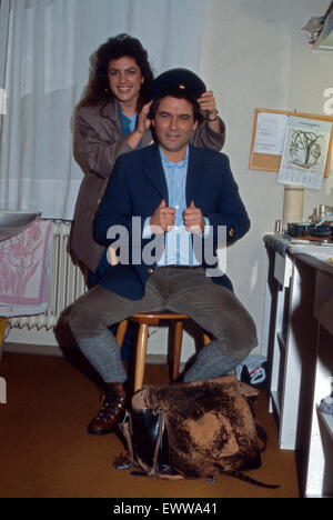 Der Deutsche Schauspieler Hans Jürgen Bäumler Mit Kollegin Christine Neubauer, 1980er Jahre Deutschland. Deutsche Schauspieler Hans Juergen Baeumler mit Kollegin Christine Neubauer, Deutschland der 1980er Jahre. 24x36WBA Stockfoto