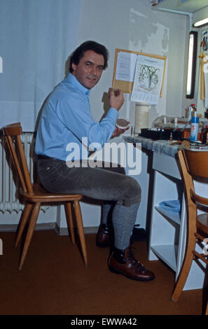 Der Deutsche Schauspieler Hans Jürgen Bäumler bin Schminktisch in der Garderobe, 1980er Jahre Deutschland. Deutsche Schauspieler Hans Juergen Baeumler in seine Garderobe, Deutschland der 1980er Jahre. 24x36WBA Stockfoto