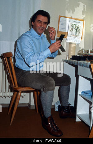 Der Deutsche Schauspieler Hans Jürgen Bäumler bin Schminktisch in der Garderobe, 1980er Jahre Deutschland. Deutsche Schauspieler Hans Juergen Baeumler in seine Garderobe, Deutschland der 1980er Jahre. 24x36WBA Stockfoto