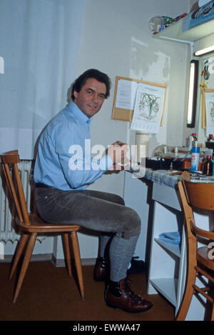 Der Deutsche Schauspieler Hans Jürgen Bäumler bin Schminktisch in der Garderobe, 1980er Jahre Deutschland. Deutsche Schauspieler Hans Juergen Baeumler in seine Garderobe, Deutschland der 1980er Jahre. 24x36WBA Stockfoto