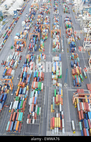 LUFTAUFNAHME. Bunte Container, die vorübergehend auf einem Kai gelagert werden. Hafen von Koper, Slowenien. Stockfoto