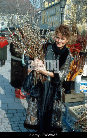 Deutsche Fictitious character Evelyn Gressmann auf dem Viktualienmarkt in München, Deutschland 1980er Jahre. Die deutsche Schauspielerin Evelyn Grassmann in einer Münchner Markt Deutschland der 80er Jahre. 24 x 36 WB 5. Stockfoto