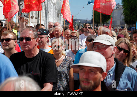 Kopenhagen, Dänemark. 1. Juli 2015. Der dänische Arbeitsmarkt-Modell und der dänische Verband der Gewerkschaften (LO) gewann heute Nachmittag in der dänischen Arbeitsgericht in Kopenhagen. Ryanair hat kürzlich Basis in Kopenhagen wird dänische arbeitsrechtlichen Gesetzen regiert und Arbeitskampfmaßnahmen der Gewerkschaften ergriffen werden können. Menge vor das Arbeitsgericht, aufbauend auf die ersten heißen Sommertag warten auf die Entscheidung und reden. Bildnachweis: Niels Quist/Alamy Live-Nachrichten Stockfoto