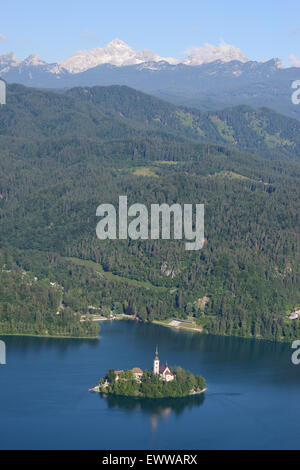 LUFTAUFNAHME. Insel Bled am Bleder See. Triglav Nationalpark in der Ferne. Bled, Oberkrain, Slowenien. Stockfoto