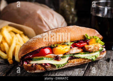 Sandwich mit Huhn, Pommes Frites und Glas soda Stockfoto