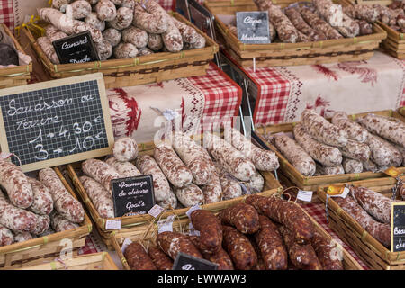 Französische Saucisson, Marktstand, Cours de Selaya, Nizza, Alpes Maritimes, Provence, Côte d ' Azur, Mittelmeer, Frankreich, Europa, Stockfoto