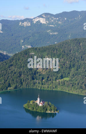 LUFTAUFNAHME. Die Insel Bled am Bleder See, von Osten aus gesehen, mit den Julischen Alpen als Hintergrund. Bled, Oberkrain, Slowenien. Stockfoto