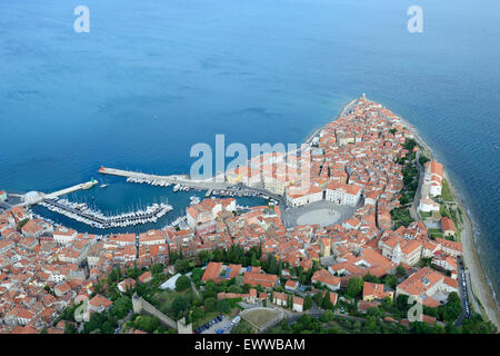 LUFTAUFNAHME. Mittelalterliche Stadt, die in die Adria ragt. Stadt Piran (auch bekannt als Pirano, sein italienischer Name), Slowenien. Stockfoto