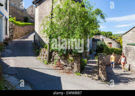 Menschen zu Fuß rund um den Peak District Dorfstraßen von Castleton im Sommer, Derbyshire, England, Großbritannien Stockfoto