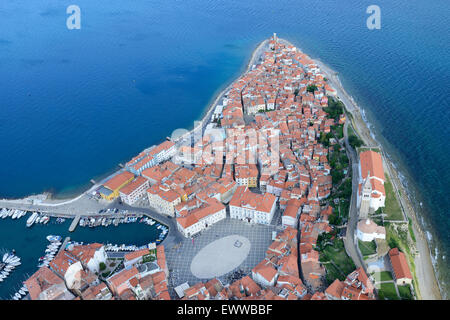 LUFTAUFNAHME. Mittelalterliche Stadt, die in die Adria ragt. Stadt Piran (auch bekannt als Pirano, sein italienischer Name), Slowenien. Stockfoto