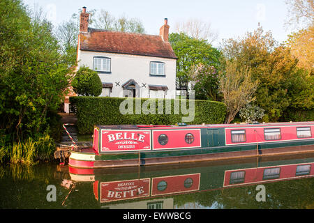 Bei Sonnenuntergang, Ferienhaus Kennet und Avon Kanal mit Narrowboat. Landschaft mit einem langsameren Tempo des Lebens. Die schmale Boote Stockfoto