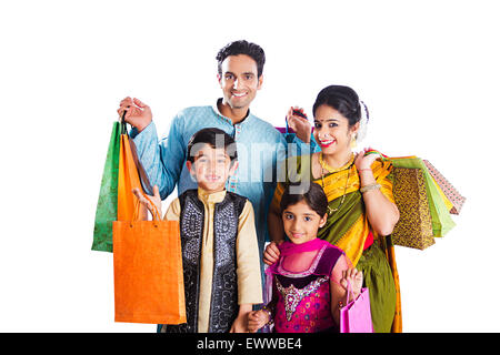indische Marathi-Eltern und Kinder Diwali einkaufen Stockfoto
