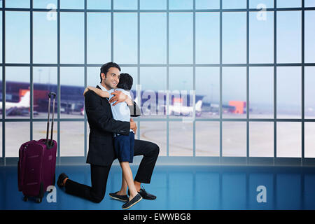 indische Vater und Sohn-Hugging-Flughafen Stockfoto