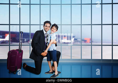 indische Vater und Sohn-Hugging-Flughafen Stockfoto