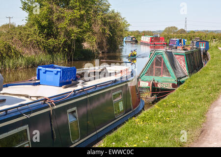 Zwei Kajak/Kanuten entlang Kennet und Avon Kanal. Landschaft mit einem langsameren Tempo des Lebens. Die schmale Boote Schiffe, mit denen th Stockfoto