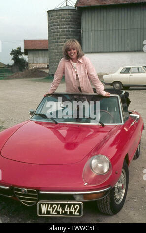 Deutsche Fictitious character Christiane Rücker in einem Alfa Romeo Spider Cabrio, Deutschland 1970er Jahre. Die deutsche Schauspielerin Christiane Ruecker in einem Alfa Romeo Spider Cabrio, Deutschland 1970. 24 x 36 Dia 13. Stockfoto