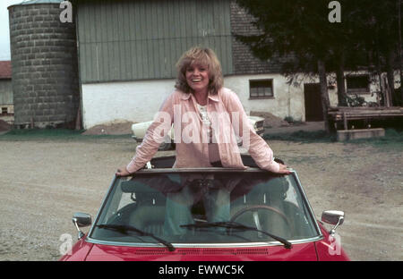 Deutsche Fictitious character Christiane Rücker in einem Alfa Romeo Spider Cabrio, Deutschland 1970er Jahre. Die deutsche Schauspielerin Christiane Ruecker in einem Alfa Romeo Spider Cabrio, Deutschland 1970. 24 x 36 Dia 13. Stockfoto