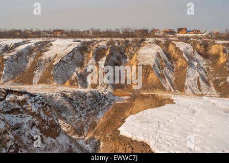 Landschaft mit Bodenerosion in der Ukraine im Wintersaison Stockfoto