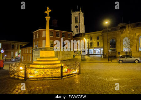 Fakenham Stadt Zentrum Kriegerdenkmal mit der Pfarrkirche im Hintergrund. Stockfoto