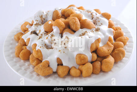 Dahi Barey oder Dahi Boondi berühmten pakistanischen & Indian Street Food garniert mit cremiger Joghurt-16 Stockfoto