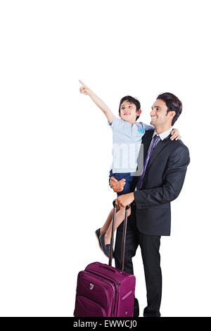 indische Vater und Sohn Flughafen Vorbereitung Stockfoto