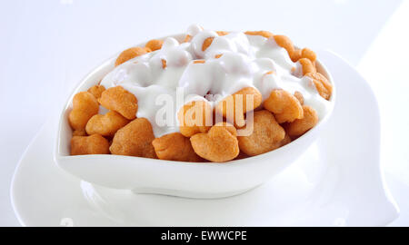 Dahi Barey oder Dahi Boondi berühmten pakistanischen & Indian Street Food garniert mit cremiger Joghurt-6 Stockfoto