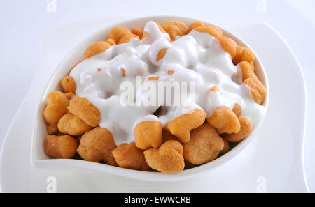 Dahi Barey oder Dahi Boondi berühmten pakistanischen & Indian Street Food garniert mit cremiger Joghurt-4 Stockfoto