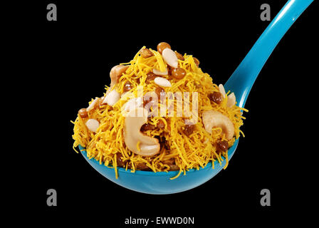 Daal Motte im Löffel Stockfoto