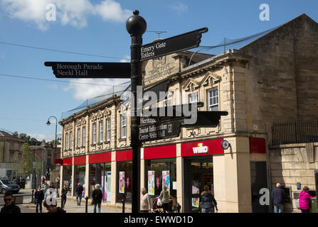 Wichtigsten Einkaufsstraßen High Street im Stadtzentrum von Chippenham, Wiltshire, England, UK Stockfoto