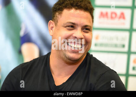 St-Etienne, Frankreich. 20. April 2015. 12. Fußballspiel gegen Armut fand in Saint-Etienne, Frankreich. Ronaldo (Botschafter für PNUD) © Action Plus Sport/Alamy Live News Stockfoto