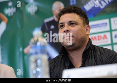 St-Etienne, Frankreich. 20. April 2015. 12. Fußballspiel gegen Armut fand in Saint-Etienne, Frankreich. Ronaldo (Botschafter für PNUD) © Action Plus Sport/Alamy Live News Stockfoto