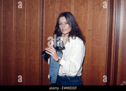 Deutsche Fictitious character Marie Louise Gassen mit Kamera, Deutschland 1970er Jahre. Die deutsche Schauspielerin Marie Louise Gassen mit Kamera, Deutschland 1970. 24 x 36 Dia 55 Stockfoto