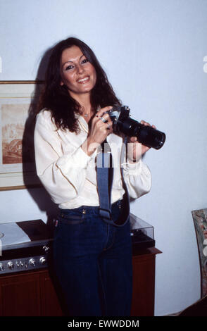 Deutsche Fictitious character Marie Louise Gassen mit Kamera, Deutschland 1970er Jahre. Die deutsche Schauspielerin Marie Louise Gassen mit Kamera, Deutschland 1970. 24 x 36 Dia 55 Stockfoto