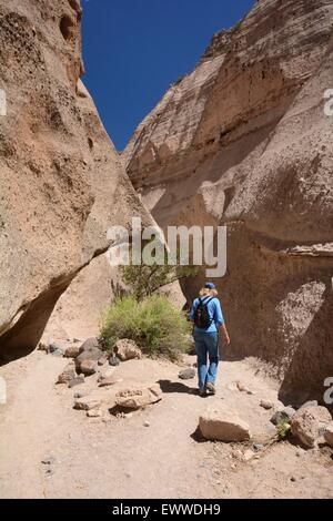 Ältere Frau auf Wanderung im Slotcanyon an Kasha-Katuwe Zelt Rocks National Monument New Mexico - USA Stockfoto