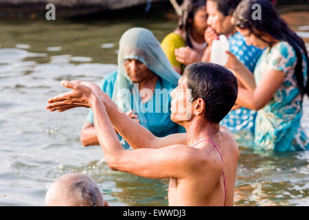 Hindus tatsächlich im Ganges Wasser eintauchen und bietet Gebete und Wasser in Richtung der Sonne, in den Heiligen, sondern stellen Stockfoto