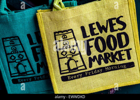 Taschen für den Verkauf auf dem Lebensmittelmarkt Lewes, Held wöchentlich In der Marktstadt Lewes, Sussex, UK Stockfoto