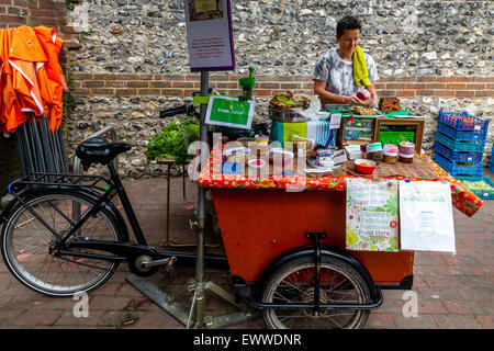 Gesunde Lebensmittel für den Verkauf auf dem Lebensmittelmarkt Lewes statt jeden Freitag In der Kreisstadt von Lewes, Sussex, UK Stockfoto