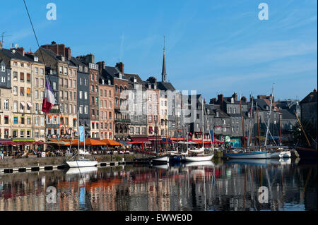 Der malerische Hafen von Honfleur in Nordfrankreich Stockfoto