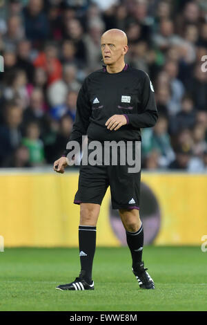 St-Etienne, Frankreich. 20. April 2015. 12. Fußballspiel gegen Armut fand in Saint-Etienne, Frankreich. Pierluigi Collina (Schiedsrichter) © Action Plus Sport/Alamy Live News Stockfoto