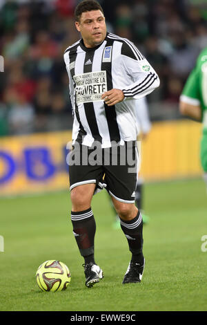 St-Etienne, Frankreich. 20. April 2015. 12. Fußballspiel gegen Armut fand in Saint-Etienne, Frankreich. Ronaldo (Team Zidane) © Action Plus Sport/Alamy Live News Stockfoto