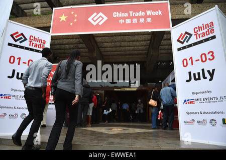 (150701)--NAIROBI, 1. Juli 2015 (Xinhua)--einheimischen Besuch anlässlich der China Trade Woche Kenyatta International Conference Centre in Nairobi, Kenia, 1. Juli 2015. Kenia startete eine dreitägige Ausstellung in Nairobi am Mittwoch Woo der chinesischen Geschäftswelt in verschiedenen Sektoren der Wirtschaft zu investieren. (Xinhua/so Ruibo) Stockfoto