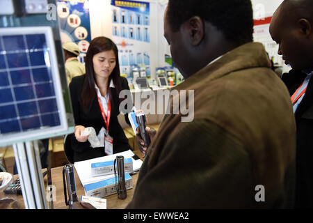 (150701)--NAIROBI, 1. Juli 2015 (Xinhua)--lokale Besucher Check auf der solar Fackel Wochentags China Handel im Kenyatta International Conference Centre in Nairobi, Kenia, 1. Juli 2015 statt. Kenia startete eine dreitägige Ausstellung in Nairobi am Mittwoch Woo der chinesischen Geschäftswelt in verschiedenen Sektoren der Wirtschaft zu investieren. (Xinhua/so Ruibo) Stockfoto