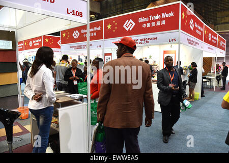 (150701)--NAIROBI, 1. Juli 2015 (Xinhua)--einheimischen Besuch anlässlich der China Trade Woche Kenyatta International Conference Centre in Nairobi, Kenia, 1. Juli 2015. Kenia startete eine dreitägige Ausstellung in Nairobi am Mittwoch Woo der chinesischen Geschäftswelt in verschiedenen Sektoren der Wirtschaft zu investieren. (Xinhua/so Ruibo) Stockfoto