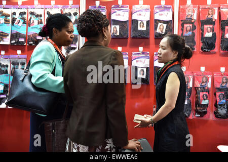 (150701)--NAIROBI, 1. Juli 2015 (Xinhua)--A chinesische Aussteller Perücken für Besucher während der China Trade Woche abgehaltenen Kenyatta International Conference Centre in Nairobi, Kenia, 1. Juli 2015 führt. Kenia startete eine dreitägige Ausstellung in Nairobi am Mittwoch Woo der chinesischen Geschäftswelt in verschiedenen Sektoren der Wirtschaft zu investieren. (Xinhua/so Ruibo) Stockfoto